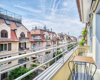 Airy Wiedikon 2.5BR w/ W/D & Storage Room, nr Tram, by Blueground - Zúrich - Balcón