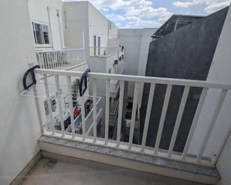 Private cosy room in a modern suburban penthouse - Luqa - Balcón