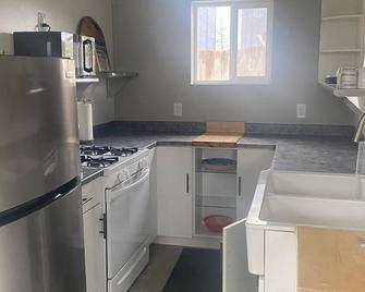 Tranquil, minimalist home just a short walk from rugged dunes. - Arcata - Kitchen