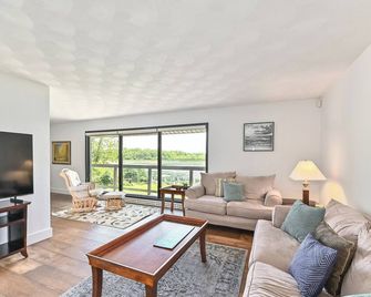 Inspirational nature backdrop. End of the road beside the woods. - Delavan - Living room