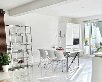 Kamin und Fußbodenheizung, Luxrem Apartments best in Homeoffice - Remscheid - Essbereich