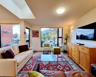 St James Apartments - Queenstown - Living room