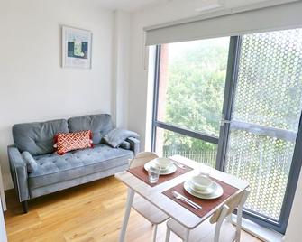 Pets Welcome! Mins From Salford Quays, Uni & Manc | Pass the Keys - Salford - Living room