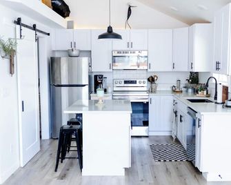 The Black Bird Bungalow -Charming Modern-Vintage Flair - Spa & Fireside - Twin Falls - Cocina
