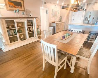 Island South 10 - Updated 2 bedroom Oceanfront top floor condo with amazing - Saint Augustine Beach - Dining room