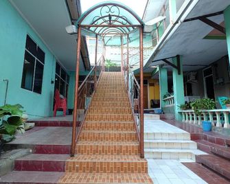 RedDoorz near Mangrove Forest Kupang - Kupang