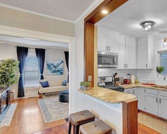 Explore ROC from South Wedge Gem with free Wi-fI & parking- - Rochester - Kitchen