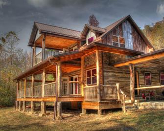Craftsman Style River House sitting on the French Broad River! - Hot Springs - Edificio