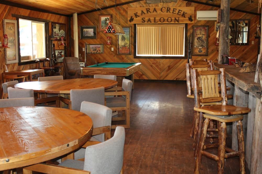 Kara Creek Ranch - King Bed Cabin #8 - Sundance - Wohnzimmer