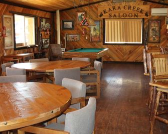 Kara Creek Ranch - King Bed Cabin #8 - Sundance - Wohnzimmer