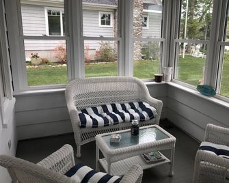 Charming Recently Updated Waterfront Home - Cutchogue - Living room