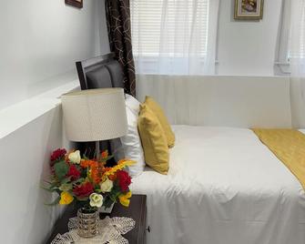 Bachelor in Bedford, Halifax - Halifax - Bedroom