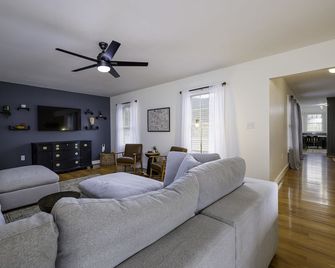 New Modern Cabin In Luray: Firepit, Allows Dogs, New Hot Tub, 5 Acres, Game Room - Luray - Huiskamer