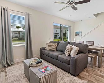 Near Disney! Enchanting Margaritaville Cottage! - Orlando - Living room
