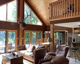 Northwoods Paradise on Keyes Lake sleeps 12 - Florence - Sala de estar