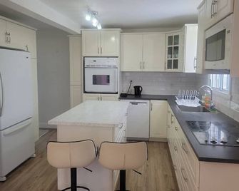 Experience comfort, style, and tranquility in this beautifully renovated home. - Montreal - Kitchen