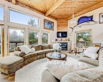 Incredible dog-friendly home with game room, fast WiFi, gas fireplace, and W/D - Ocean Park - Living room