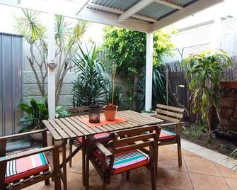 Garden Apartment @ Scarborough Beach - Free Parking & Wifi - Scarborough - Patio