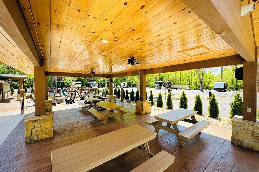 Dudley Creek Rv Resort - גאטלינברג - פטיו