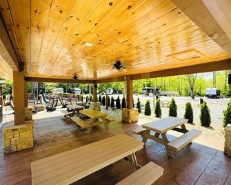 Dudley Creek Rv Resort - גאטלינברג - פטיו