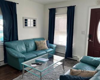 Seaside Cottage: 1 block to free beach w/ NY Skyline. 30min to NYC. - Keansburg - Sala de estar