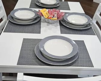 Modern one bedroom apartment by the lake. - Bowmanville - Dining room