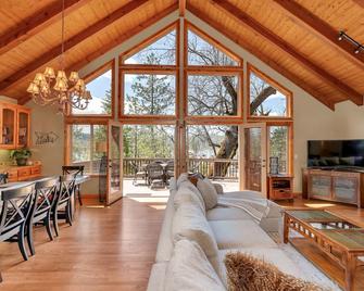 Bass Lake Beauty! 4 Bdr Sleeps 16, Lakefront Views - Bass Lake - Living room