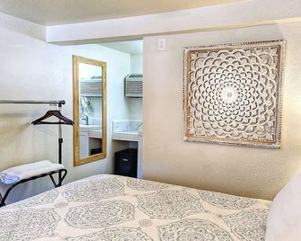 The Fountain Creek Inn | Summit Queen | #205 - Manitou Springs