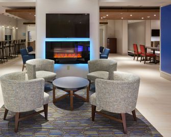 Holiday Inn Express Roseville-St. Paul By IHG - Roseville - Lounge