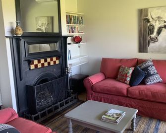 Jasper Cottage Jaspers Brush - Berry - Living room
