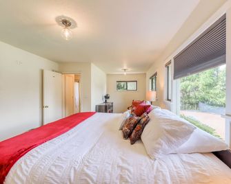 Gorgeous beachfront house w/incredible Olympic Mountain views - dogs welcome - Gig Harbor - Slaapkamer