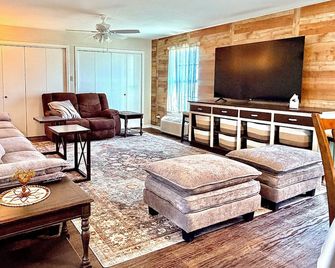 Charming Spacious 1870's ranch house, 4-bedroom, sleeps 11 adults, in Burnet TX. - Burnet - Soggiorno