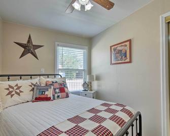 Home w/ Fenced Yard by 5 Mighty Nat'l Parks - Circleville - Bedroom