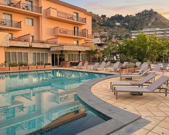 Quiete Taormina Naxos, Tapestry Collection by Hilton - Giardini Naxos - Bể bơi