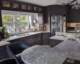 Penthouse overlooking downtown Amherst! - Amherst - Kuchyň