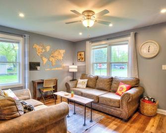Laurna Dune - Gary - Living room