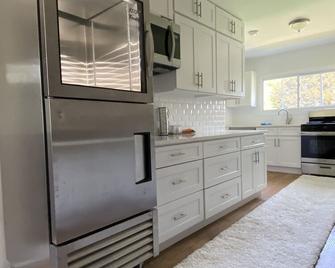 Luxury home with private golf course and Tennis course is more then home - Middletown - Kitchen