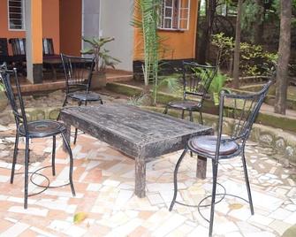 Mountainview Backpackers Kisumu - Kisumu - Patio