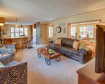 Patio and Grill Cozy Cabin in Munds Park! - Munds Park - Living room