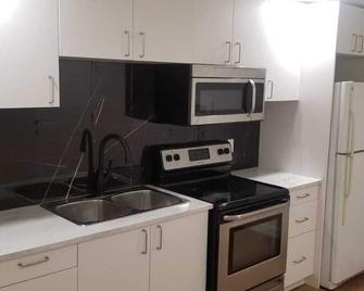 New Modern 2 Bed Suite - Steps From West Edm Mall - Edmonton - Kitchen
