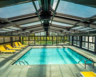 Breakers Hotel & Suites - רהובות' ביץ' - בריכה