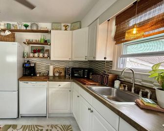 Charming 2BR, steps to Hawk Haven, near Beaches - Rio Grande - Cocina