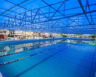 Xianning Chutian Yaochi Hot Spring Resort - Xianning - Pool