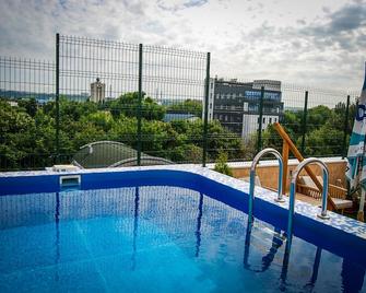 كلاسيك هوتل - تشيسيناو - حوض السباحة