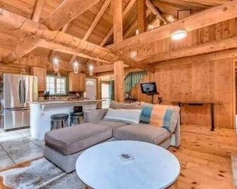 Whitehorse Mountain Retreat - Arlington - Living room