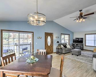 Charming Stanwood Home on Muskegon River! - Big Rapids - Dining room