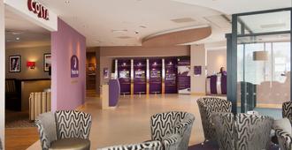 Premier Inn London Stansted Airport - Stansted - Lobby