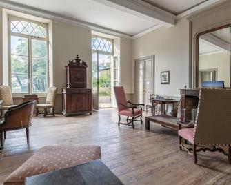 Beautiful Castle & Retreat Center with swimming pool in South West France - Lamothe-Goas - Sala de estar