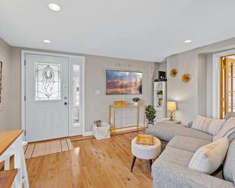 Just steps to Downtown Hudson and St. Croix River! - Hudson - Living room