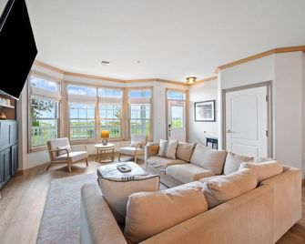 Wandering Waves - Beachfront Lake Michigan Stay! - Sheboygan - Living room
